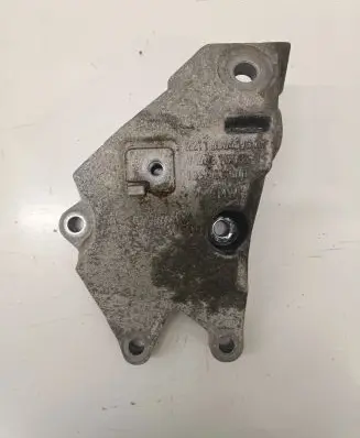 BMW 5 G30 G31 Engine mounting bracket 6864593