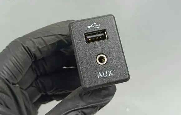 Nissan X-Trail T32 USB socket connector 795405004
