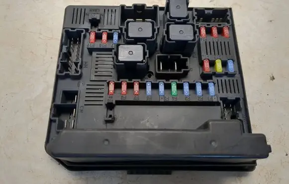 Nissan Qashqai Fuse module 284B7JD01A 519136139 3280154036