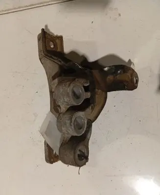 Chevrolet Captiva Engine mount bracket 