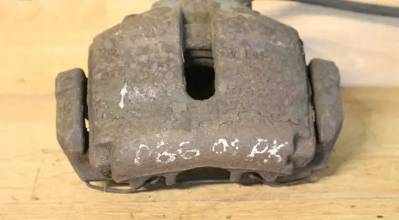 Volkswagen PASSAT B6 Front brake caliper