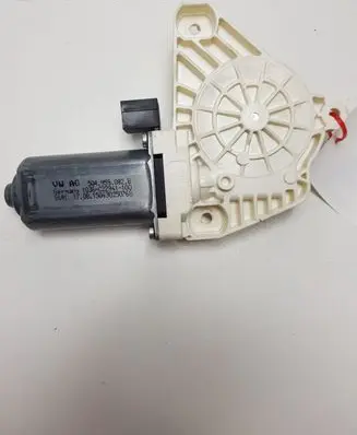 Volkswagen PASSAT B8 Front door window regulator motor 5Q4959802B