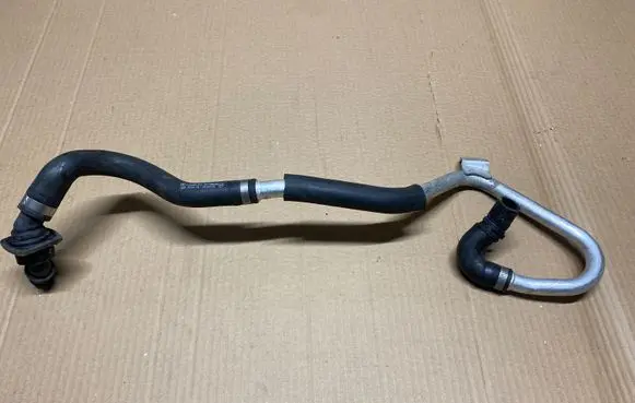 Coolant pipe/hose
