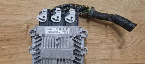 Volvo V50 Engine control unit/module 31211071AA 5WS40562A SID803
