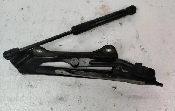 Subaru Legacy Tailgate/trunk/boot hinge