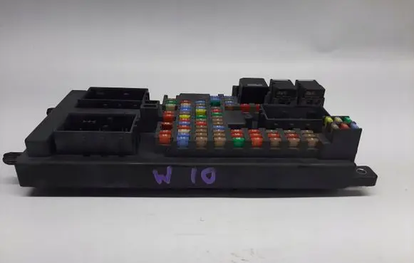 Land Rover Discovery 3 - LR3 Fuse module YQE500420