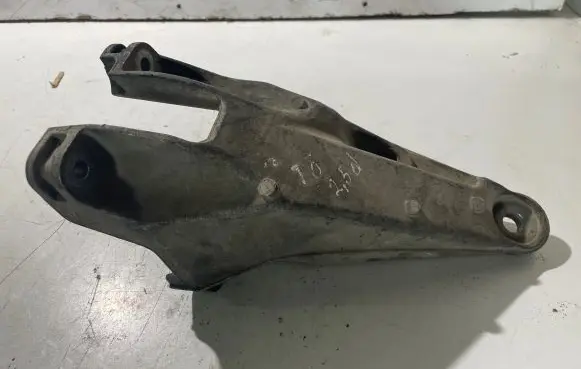Volkswagen Transporter - Caravelle T5 Engine mounting bracket 7H0199370J 7H0199370K