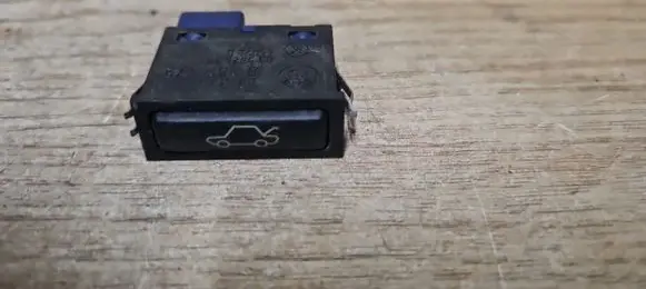 BMW 3 E46 Tailgate opening switch 61318365579