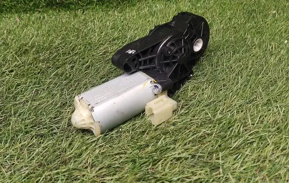 Ford Fusion II Seat adjustment motor 82753734 827537344005