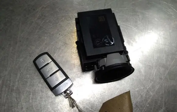 Volkswagen PASSAT B6 Ignition lock 3C0905843Q 33303301