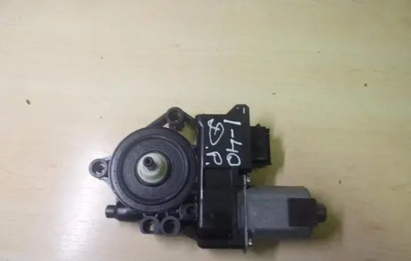 Hyundai i40 Front door window regulator motor 824603Z010 Z388
