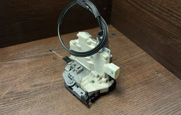 Seat Altea Front door lock 5P0837085B 5P0837085
