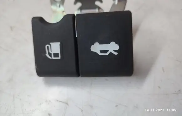 Nissan Qashqai+2 Fuel tank opening switch 