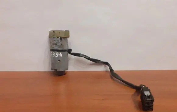 Mercedes-Benz E W210 Seat adjustment motor 2108200208 5894