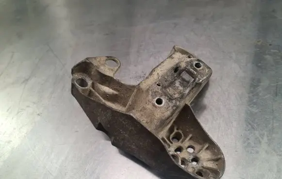 Audi A4 S4 B5 8D Engine mounting bracket 8D0199351H