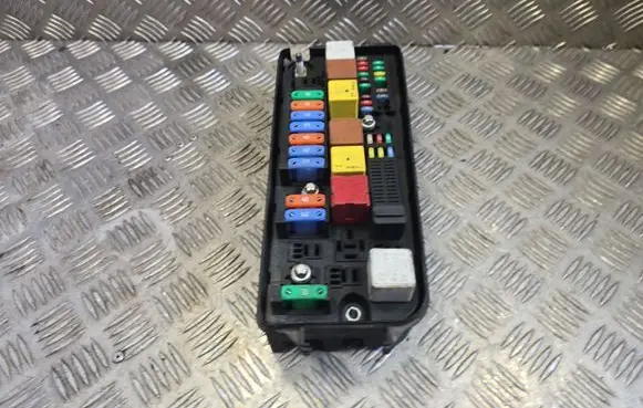 Opel Signum Fuse module 13240244