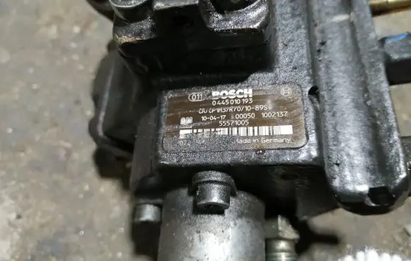 Opel Insignia A Fuel injection high pressure pump 0445010193 55571005