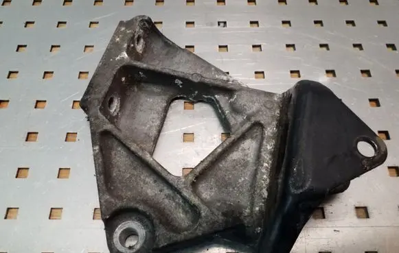 Toyota RAV 4 (XA20) Engine mounting bracket