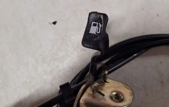 Toyota Corolla Verso AR10 Fuel cap flap release cable