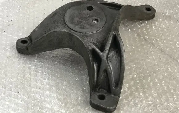 BMW 5 E39 Engine mounting bracket 1096080