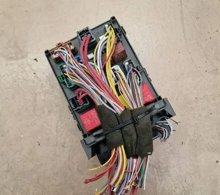 Renault Laguna I Fuse module 8200004201E 225235 518835004