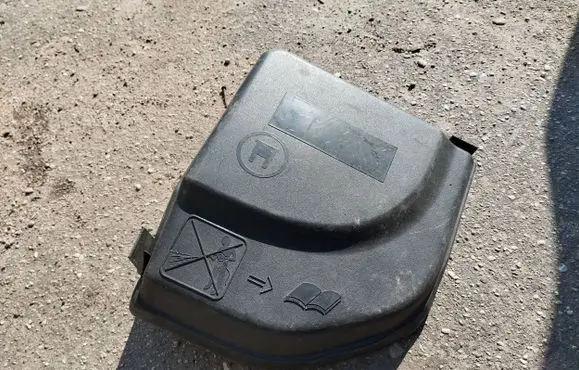 Peugeot 308 Fuse box cover 9658418180