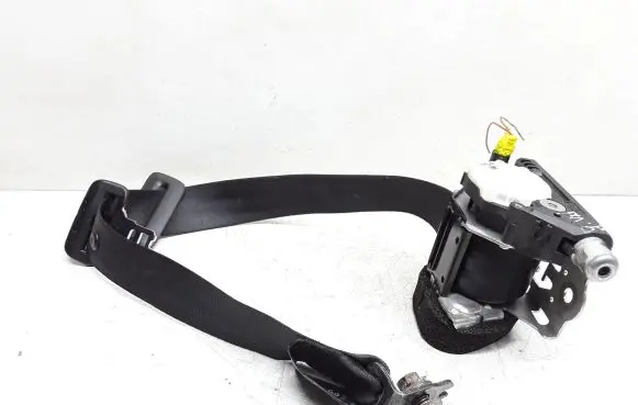 Middle seatbelt (rear)