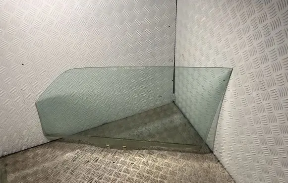 Mitsubishi Pajero Front door window/glass (coupe) 