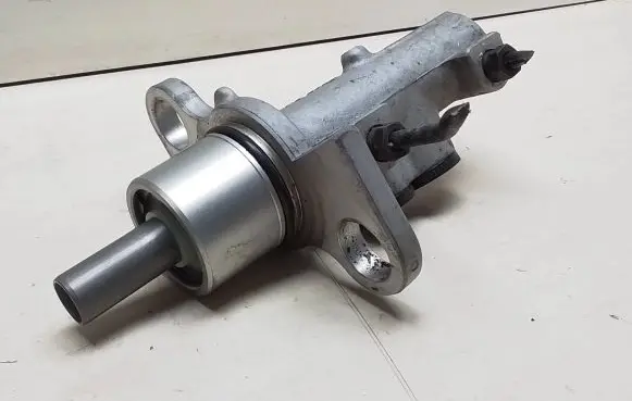 Audi A4 S4 B5 8D Master brake cylinder 111973