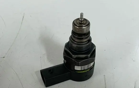 BMW 7 E65 E66 Fuel pressure regulator 0281002481