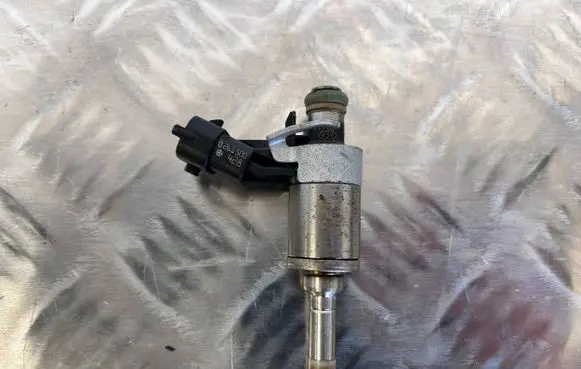 Maserati Levante Fuel injector 0261500