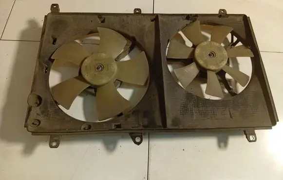 Mitsubishi Grandis Radiator cooling fan shroud 