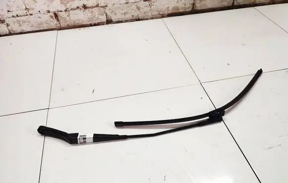 Volkswagen Golf Plus Front wiper blade arm