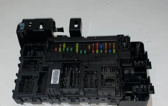 Ford Mustang VI Fuse module JR3T15604