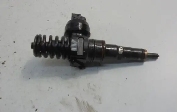 Volkswagen Golf IV Fuel injector 038130073AL