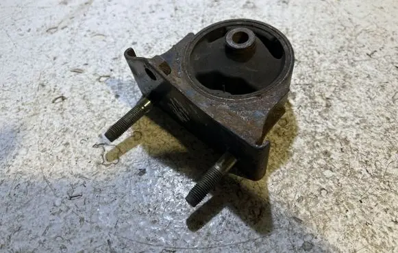 Toyota RAV 4 (XA20) Engine mount bracket