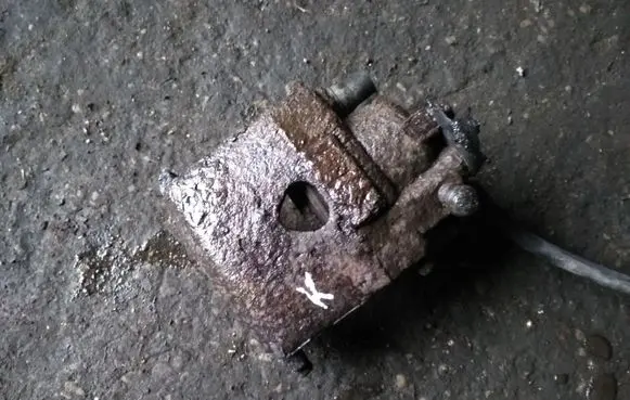 Volkswagen Jetta II Front brake caliper