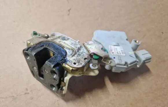 Nissan Patrol Y61 Front door lock