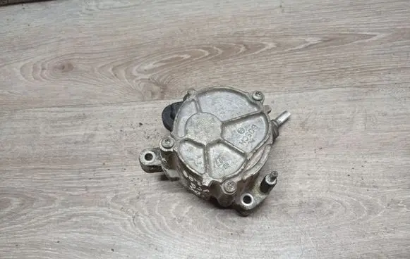 Volvo V50 Vacuum pump 25050 D1651C2