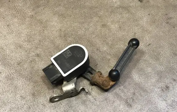 Headlight/headlamp level sensor