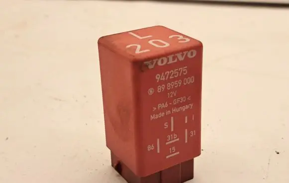 Volvo S70 V70 V70 XC Window wiper relay 9472575 898959000