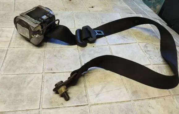Mercedes-Benz Vaneo W414 Rear seatbelt 561009801 020R005V