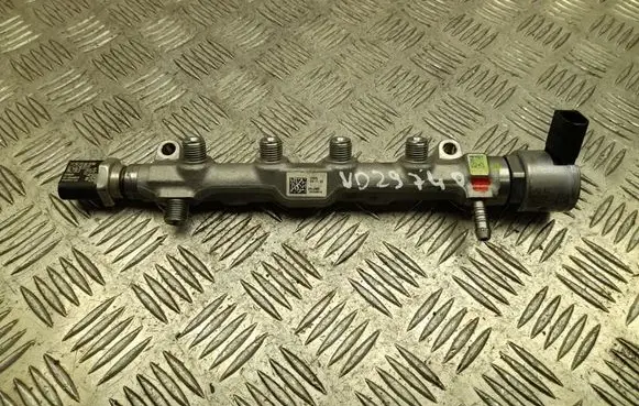 Skoda Octavia Mk4 Fuel distributor 04L130764E