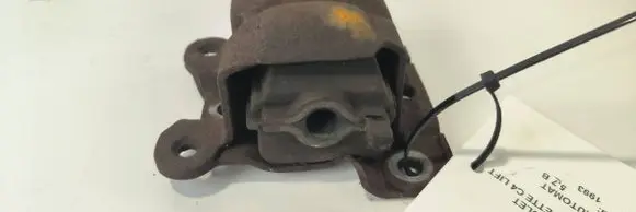Engine mount vacuum valve