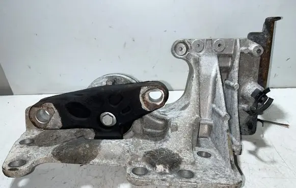 Nissan X-Trail T31 Engine mounting bracket F6628000