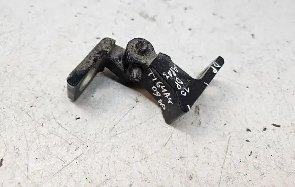 Volkswagen Tiguan Front door lower hinge 5N0831402A