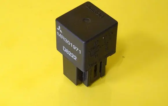 Mitsubishi Pajero Other relay MR301971