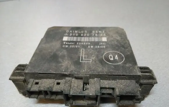 Mercedes-Benz E W210 Door control unit/module 2108207526 356825