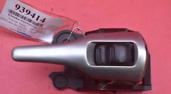 Toyota Corolla Verso E110 Front door interior handle 62318A1