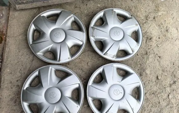 Toyota Avensis T220 R15 wheel hub/cap/trim 